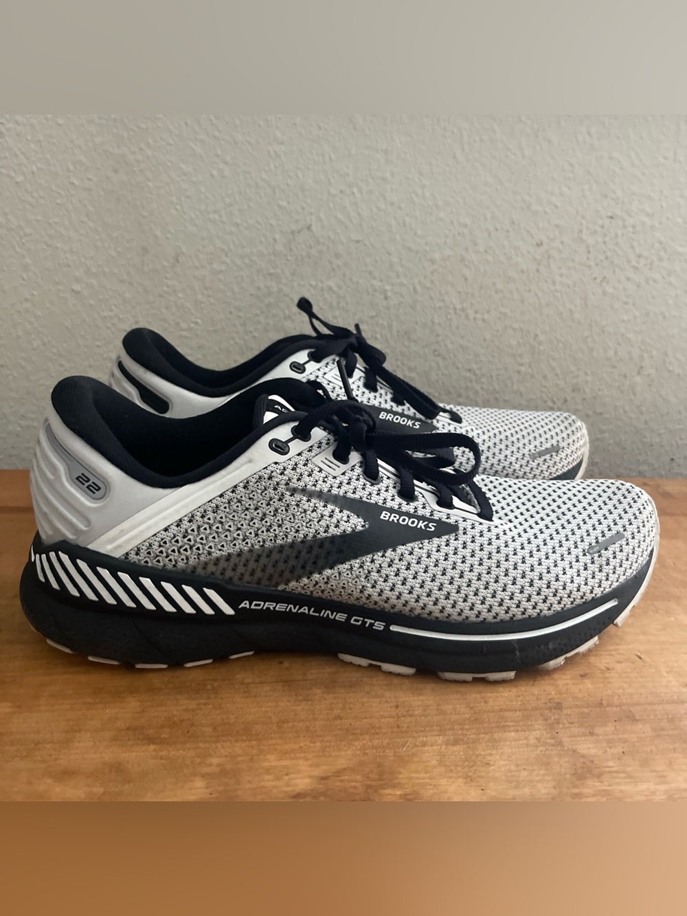Brooks Adrenaline GTS 22 Womens Sz 11 B Running Shoes Sneakers Low White Black